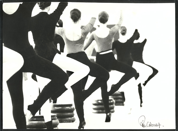 Ballerinas at the Barre in Retiré Ballerinas at the Barre in Retiré