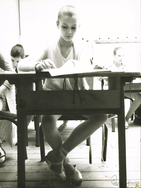 Ballerinas Studying
